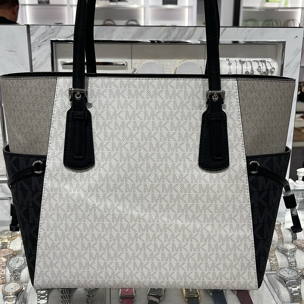 Michael Kors Voyager Large Color-Block Signature Logo Tote Bag
Optic White NWT - Picture 7 of 16